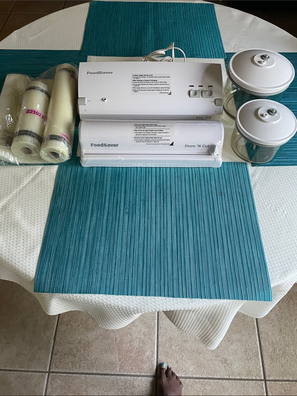 FoodSaver White Vacuum Sealer with Accessories - White